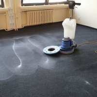Szorowanie wykładziny z płynem piorącym