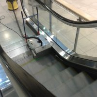 Czyszczenie schodów ruchomych w jednej z galerii handlowych.