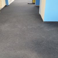 Czyszczenie wykładziny. Etap I- dokładne odkurzenie przy użyciu turboszczotki